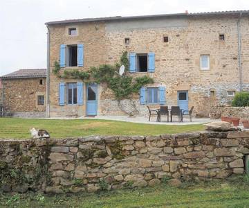 Gîte pour 8 personnes, avec vue ainsi que jardin et piscine, adapté aux familles à Châteauponsac