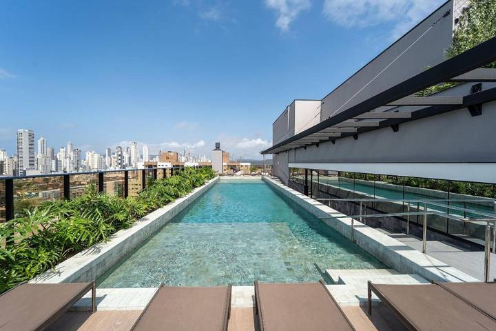 Casas e apartamentos de temporada para 4 pessoas, com jardim e piscina e ainda sauna em Balneário Camboriú