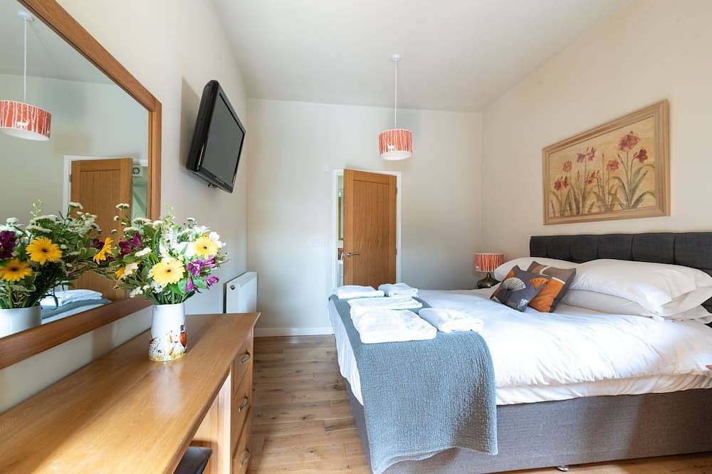 Hillside Lodge - sleeps 4/10 with wood burner and private hot tub in Cheddar, Somerset