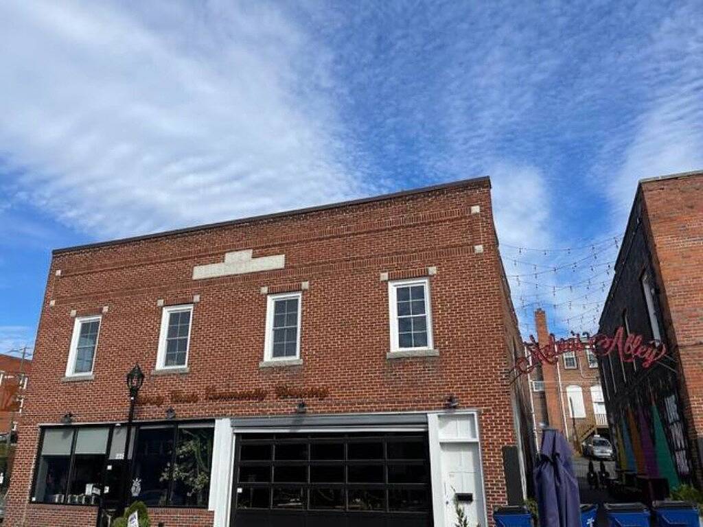 Ganze Wohnung, Stylish 2 Br New Apartment in Downtown Mount Airy (Apt 202) in Mount Airy, Surry County