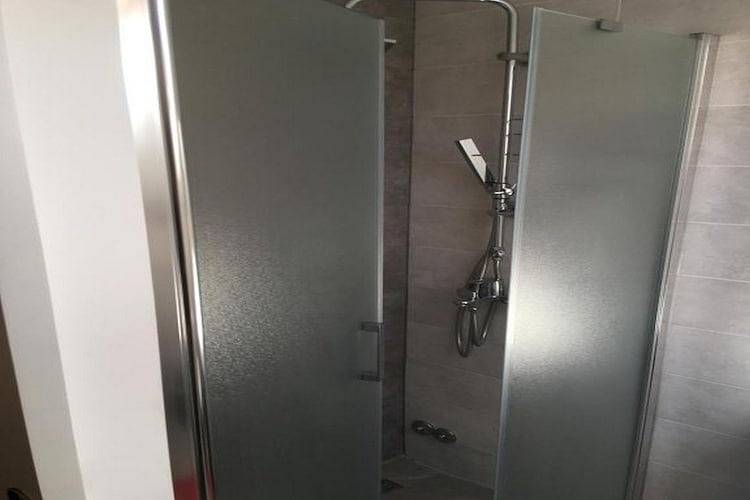 Ganze Wohnung, Guesthouse Family Bosnic - Double Room with Balcony - 3 in Smoljanac, Plitvicer Seen