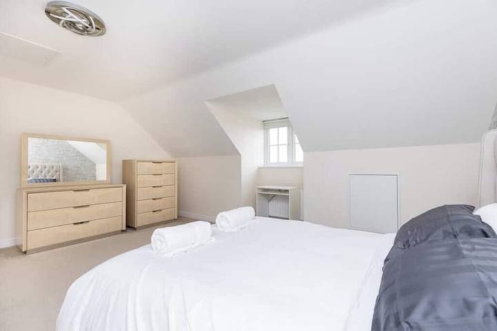 4 Bed 3.5 Bath - Free Parking | Free WiFi | 2x En-suite Bedrooms | Self Check-in in Wakefield, Yorkshire de l'Ouest