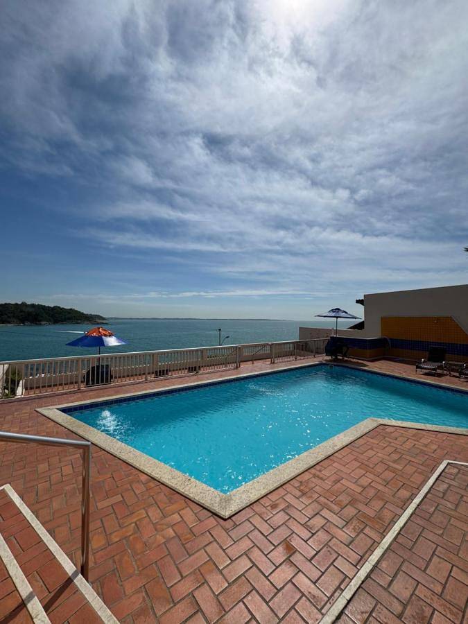 Pousadas para 3 pessoas, com piscina e vista e ainda sauna and jardim em Anchieta