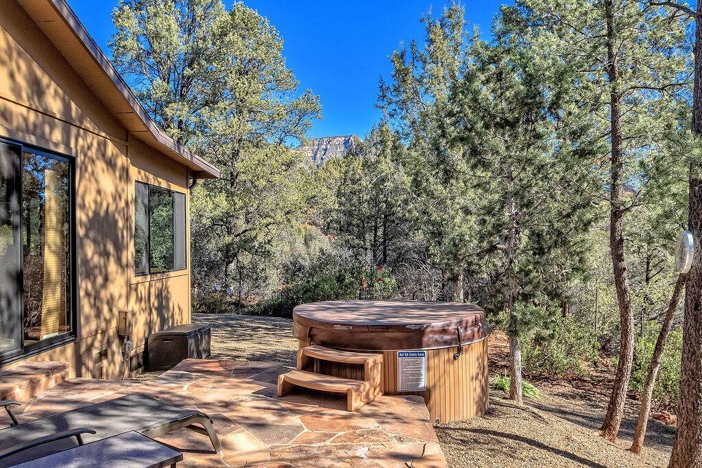 Breathtaking Views- Tranquil, Romantic Cottage with Hot Tub in Sedona, Oak Creek Canyon