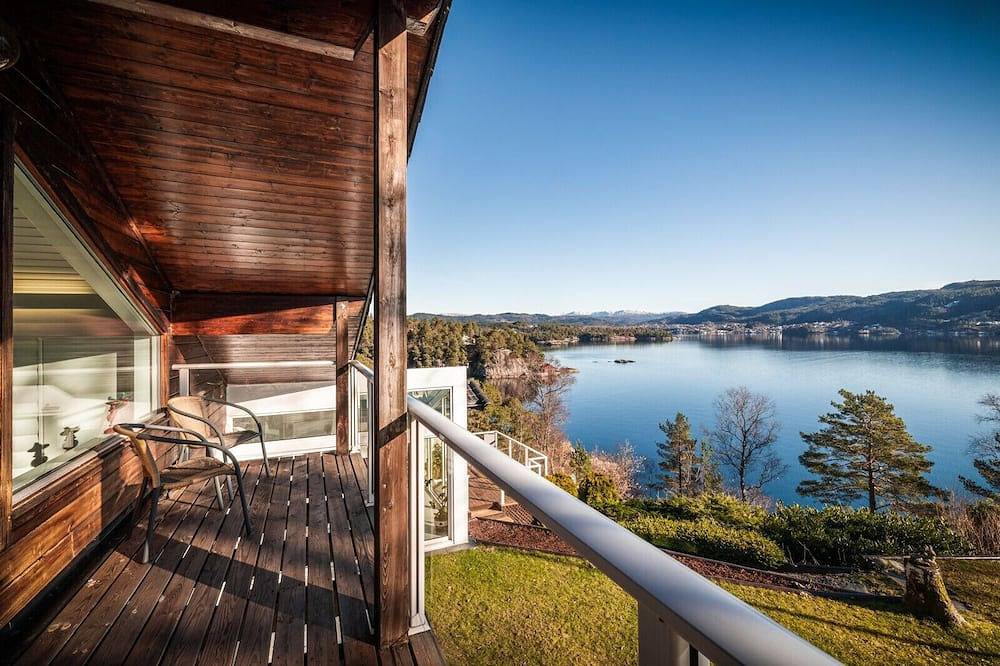 Seaside villa in the heart of Arboretum and Botanical garden with pool & sauna. in Fana, Bergen