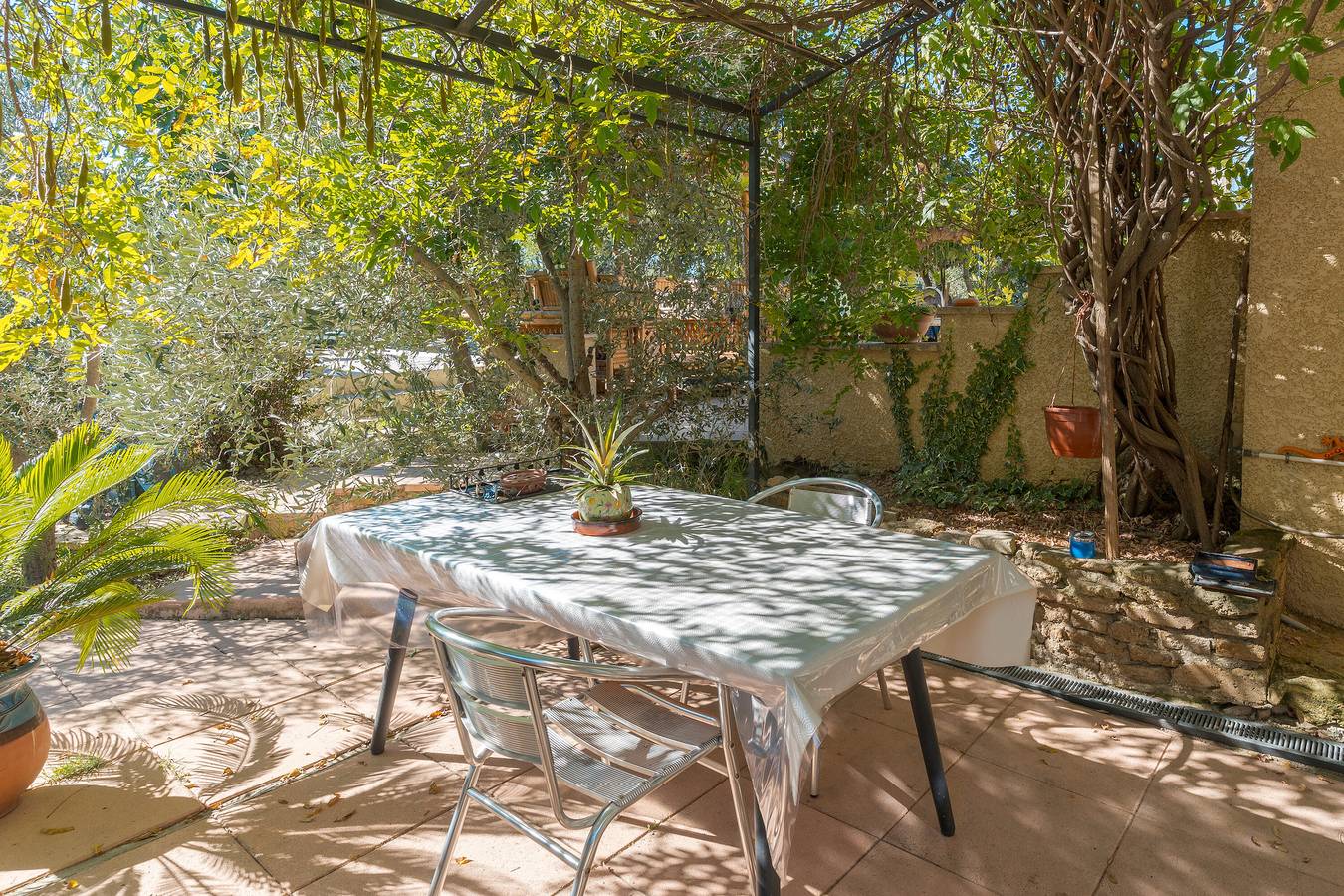 Entire studio, Studio 'La Dolce Vita' with Shared Pool, Wi-Fi, and Air Conditioning in Lambesc, Aix-en-Provence region