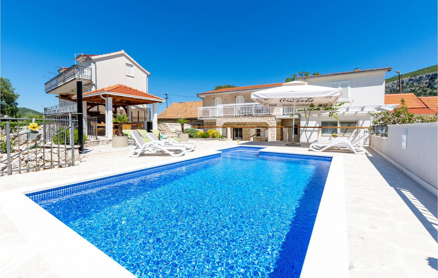 Gemütliche 2-Zimmer-Wohnung mit Pool, WLAN und Terrasse in Dalmatinisches Zagora