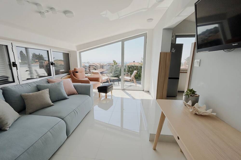 Ganze Wohnung, Juni in 2 + 1 Wohnung mit Meerblick Terrasse nur wenige Schritte vom Sandstrand entfernt in plaža Zambratija, Zambratija