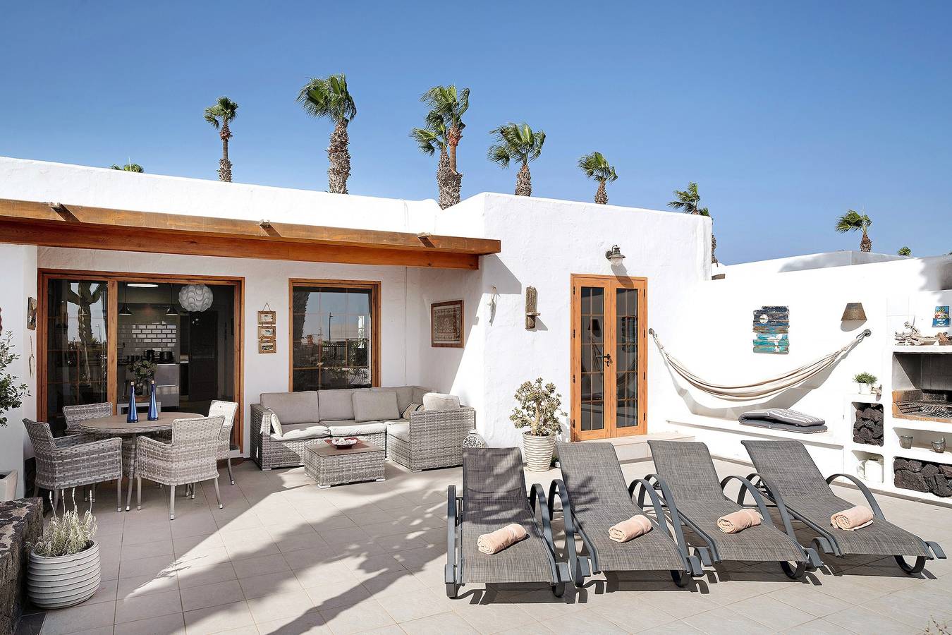 Ganze Wohnung, Front-Line Ferienbungalow "Puerto Chico T" mit Berg- & Meerblick, Gemeinschaftspool und Wlan in Playa Blanca, Yaiza