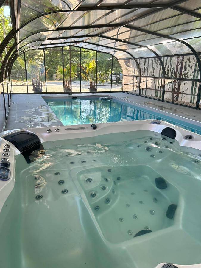 Villa pour 20 personnes, avec Balcon et Jacuzzi ainsi que Terrasse et Jardin en Champagne-Ardenne