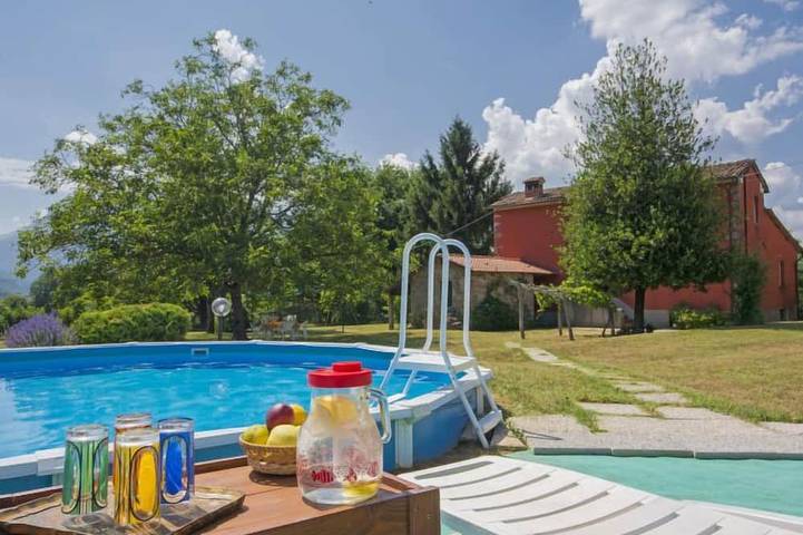 Ferienhaus für 9 Personen, mit Terrasse und Garten sowie Pool, mit Haustier - 1