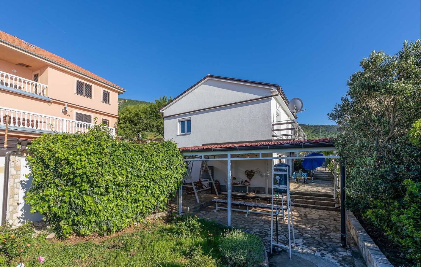 Ganze Ferienwohnung, Charmantes Apartment mit Meerblick, Terrasse, Parkplatz und WLAN in Sveti Juraj, Naturpark Velebit