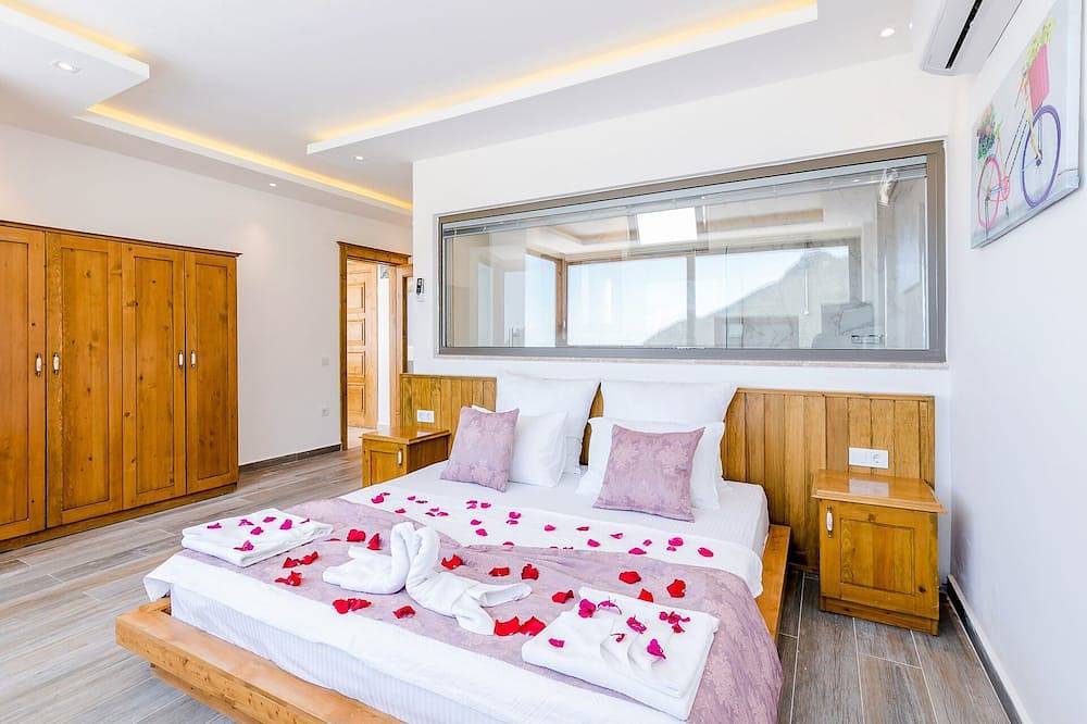 Secluded Sea‑View Romantic Escape • En‑Suite • Jacuzzi • Private Pool in Kaş, Saklıkent