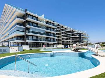 Gîte pour 4 personnes, avec jardin et piscine à Cabanes