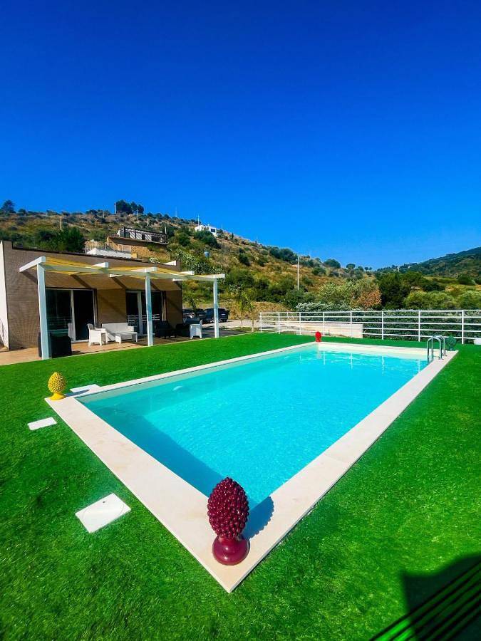Villa per 6 persone, con Balcone e Terrazza nonché Giardino e Piscina a Lascari