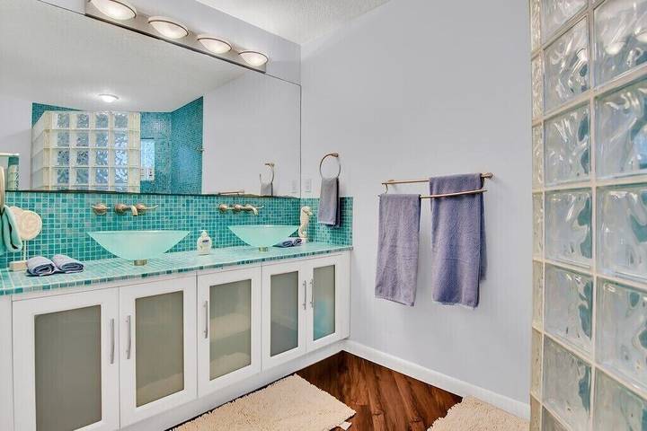 Vacation rental for 10 people, with hot tub and terrace as well as yard in Sebastian