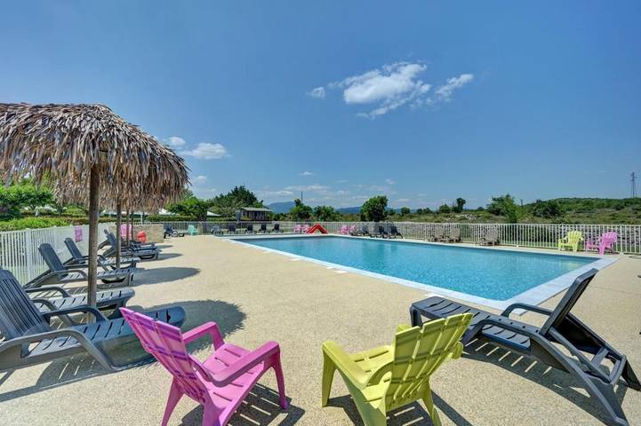 Camping pour 5 personnes, avec Terrasse et Jardin ainsi que Piscine et Vue