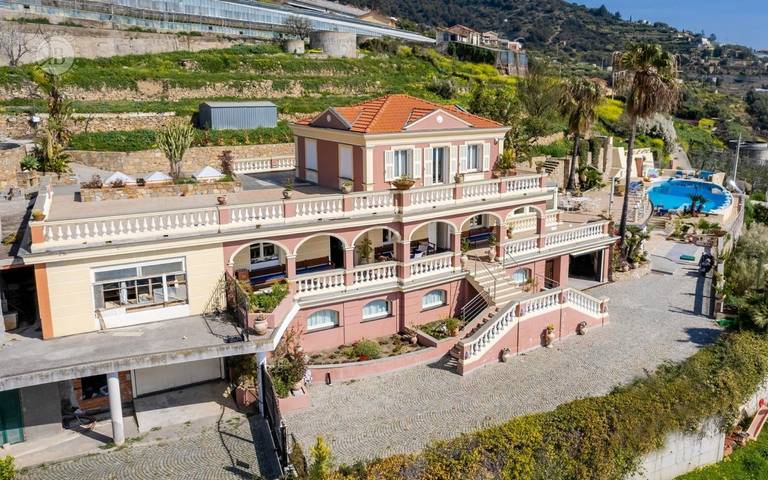 Location de vacances pour 24 personnes, avec balcon et piscine dans Ospedaletti - 3