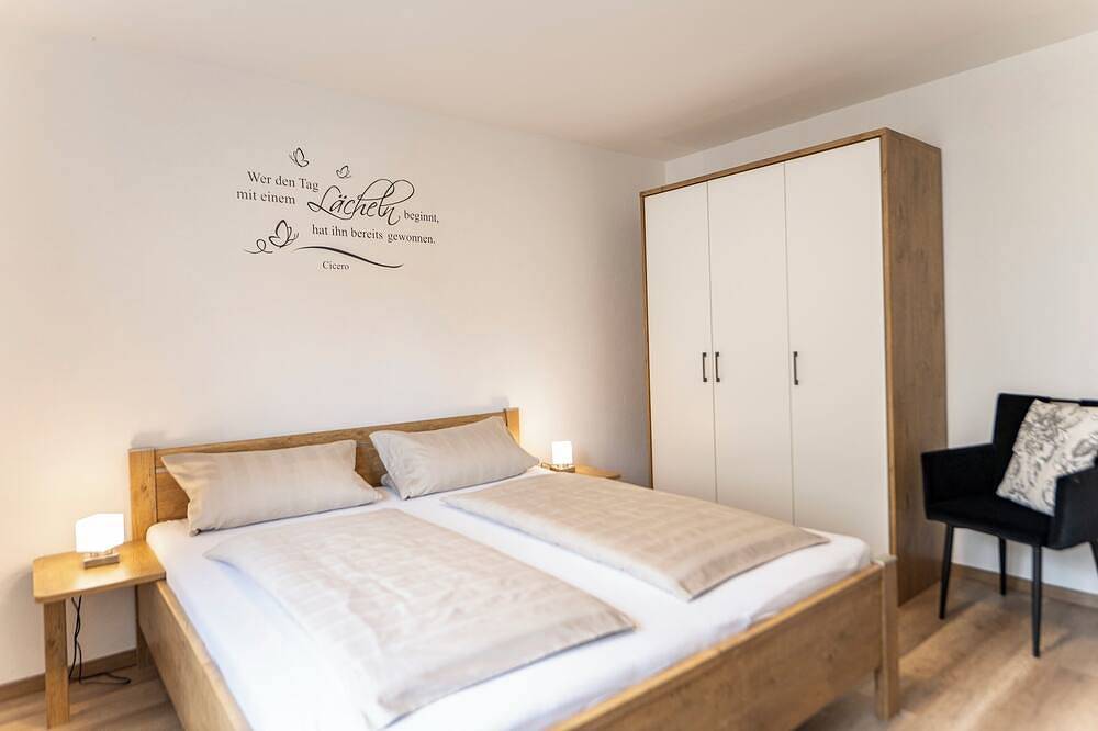 Ganze Wohnung, Ferienwohnung 90qm im Erdgeschoss mit Wintergarten in Moosbach, Naturpark Nördlicher Oberpfälzer Wald