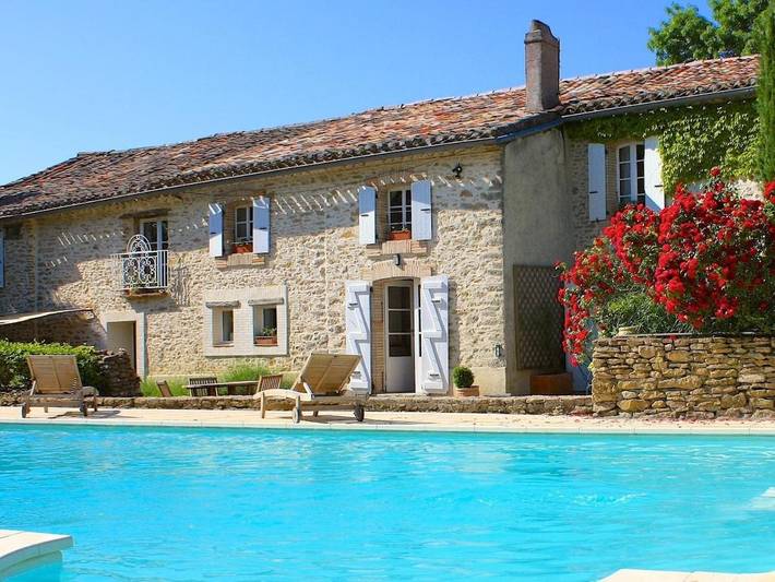 Location de vacances pour 12 personnes, avec Balcon et Terrasse ainsi que Piscine et Vue à Saint-Paulet