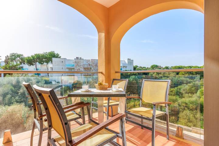 Ganze Wohnung, 'Ferrera Luxe Apartamento 813' nahe dem Strand mit Pool, Wlan, A/C, Balkon, Terrasse und Garten in Cala Serena, Felanitx