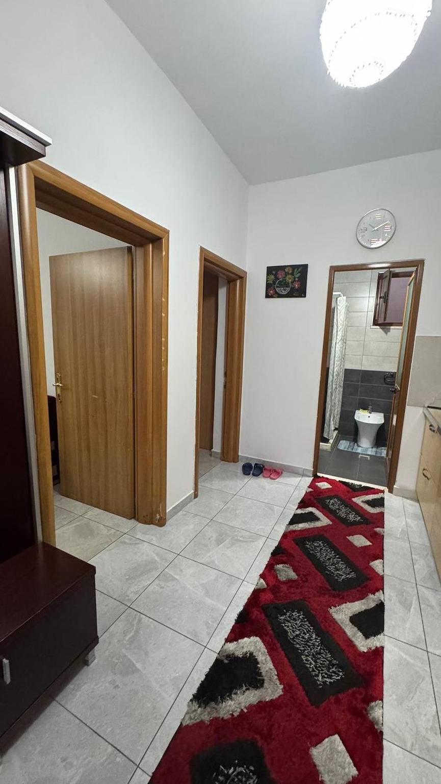 Ganze Wohnung, Gemütliche Eckwohnung mit Balkon und Garten in Tiranë, Albanien