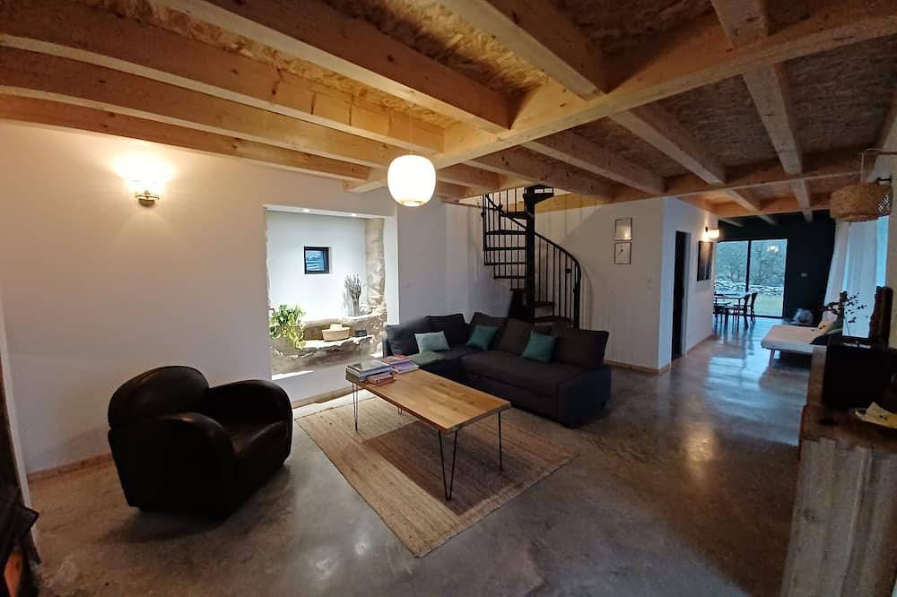 Maison surplombant le cirque d'Autoire in Loubressac, Parc Naturel Régional des Causses du Quercy