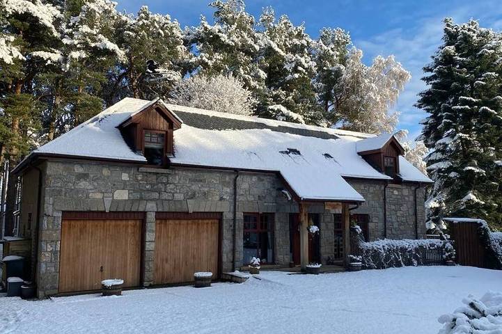 Holiday rental for 8 people, with garden and terrace as well as hot tub, with pets in Boat of Garten