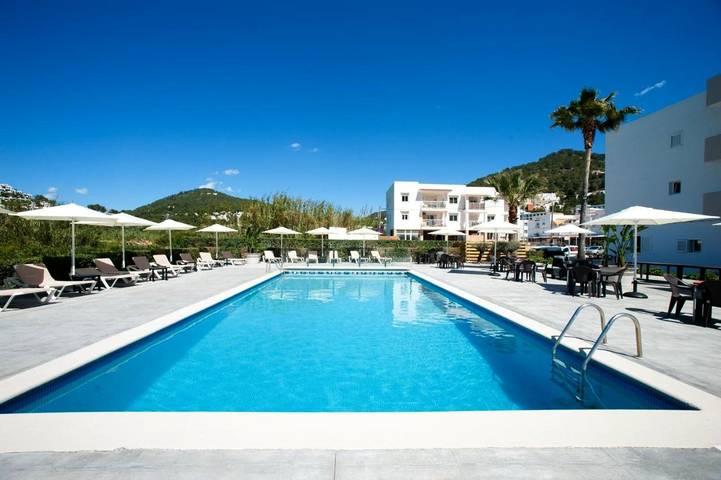 Gîte pour 3 personnes, avec vue et piscine ainsi que bassin pour enfant et terrasse à Cala Llonga - 4