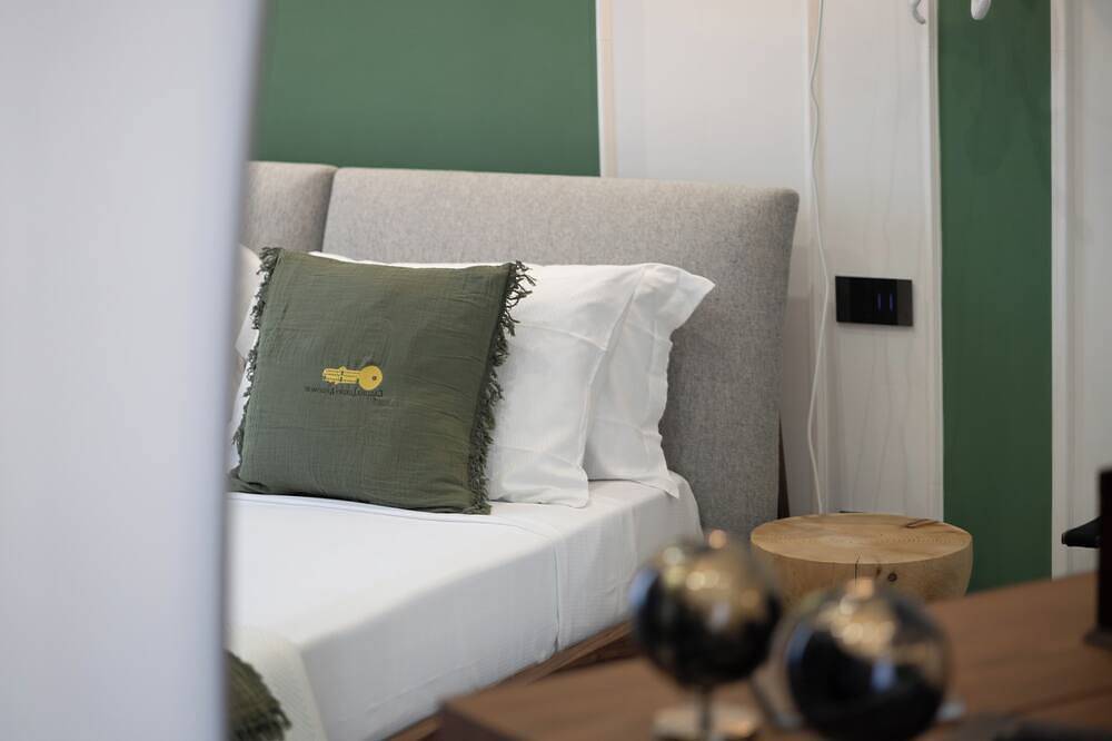 Entire apartment, Just three minutes from the Royal Palace of Caserta, Caserta Luxury Apartment awaits you in Caserta, Caserta Province