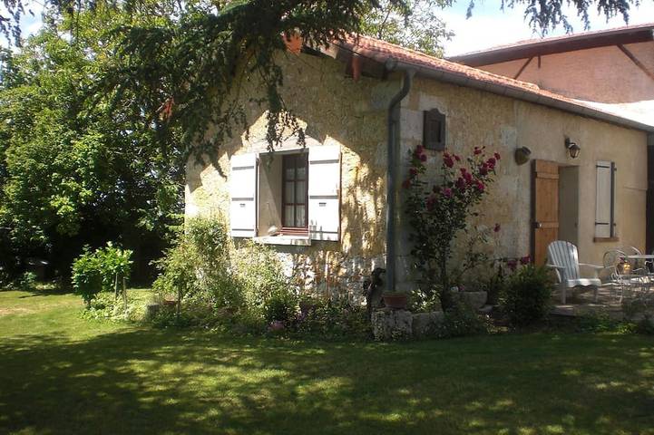 Gîte pour 2 personnes, avec terrasse ainsi que piscine et jardin, animaux acceptés à Béraut
