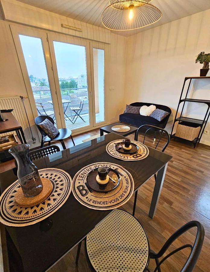 Gîte pour 2 personnes, avec Balcon ainsi que Terrasse et Vue à Villenave-d'Ornon - 2