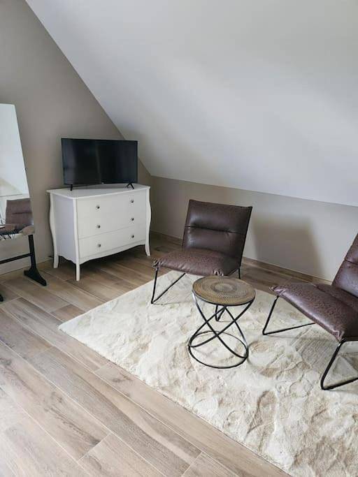 Three-Bedroom House in Saint-Hubert-des-Biards, Région de Bayeux