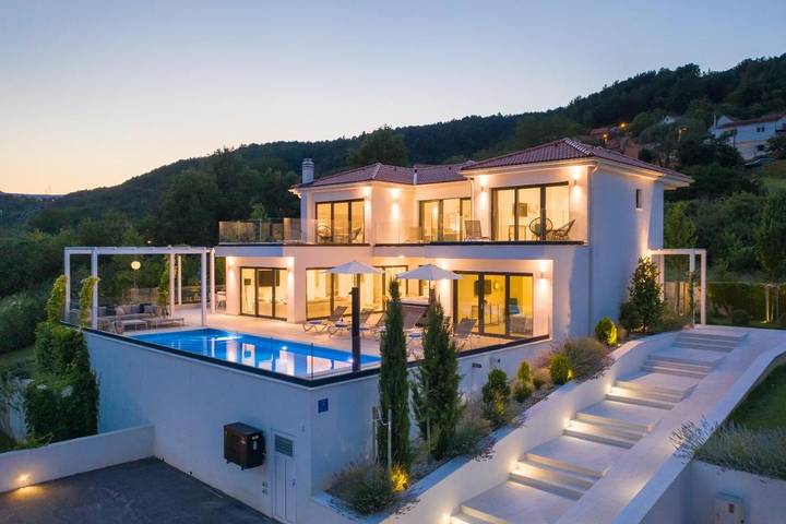 Villa pour 10 personnes, avec piscine et sauna ainsi que jacuzzi et jardin à Sinj - 2