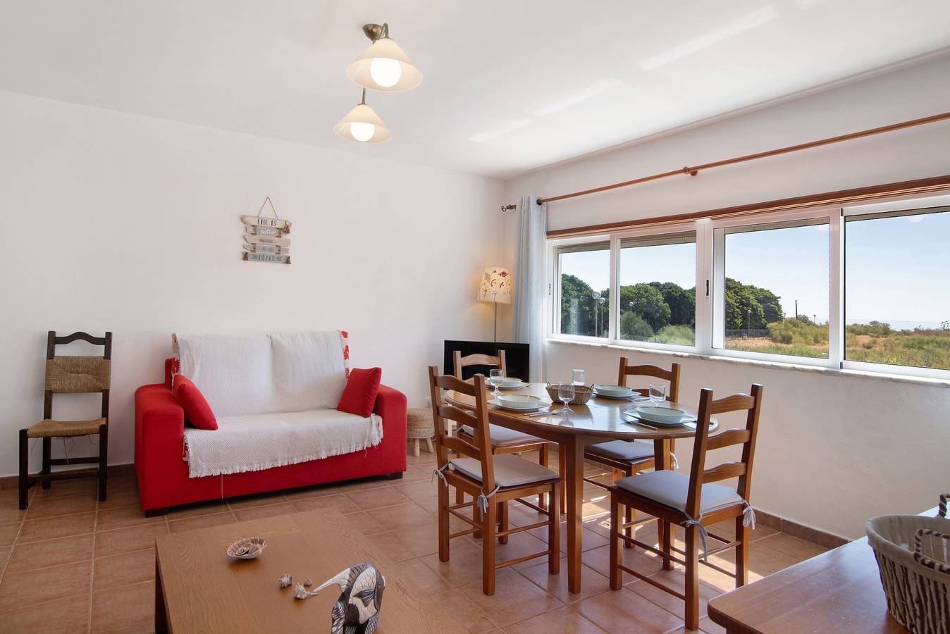 Appartamento intero, Appartamento 'Lota Beach' con balcone e aria condizionata in Praia da Lota, Manta Rota