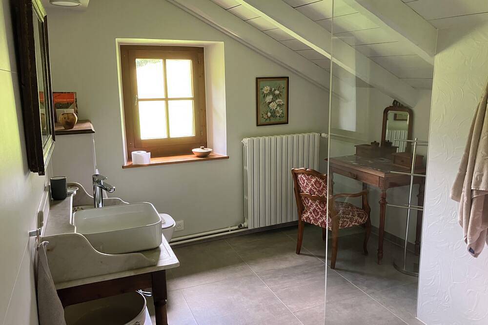 House in the middle of fields with direct access to the Valserine river in Mijoux, Gex