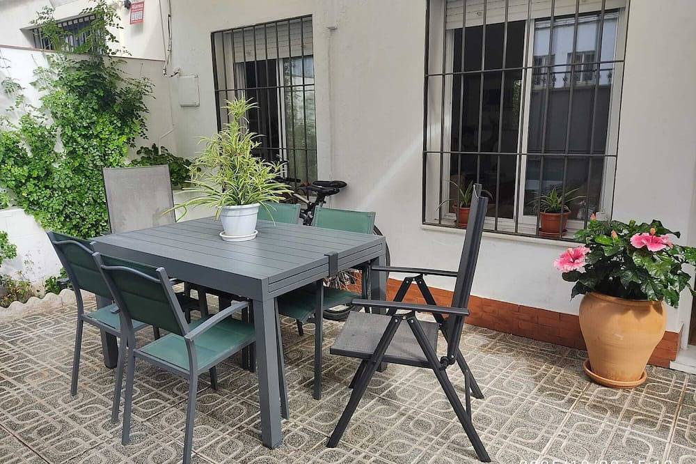 Cozy house in Seville with patio, terrace and 3 bedrooms in Distrito Sur (Sevilla), Sevilla