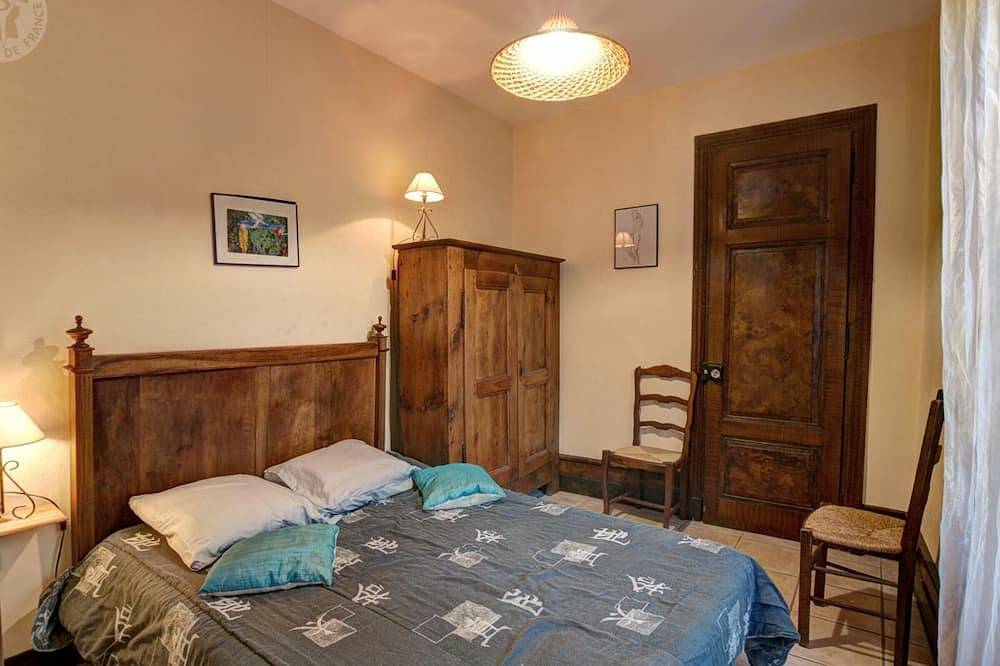 Gîte charmant avec cheminée et jardin à Marlhes, proche commodités et sentiers de randonnée in Marlhes, Parc Naturel Régional du Pilat