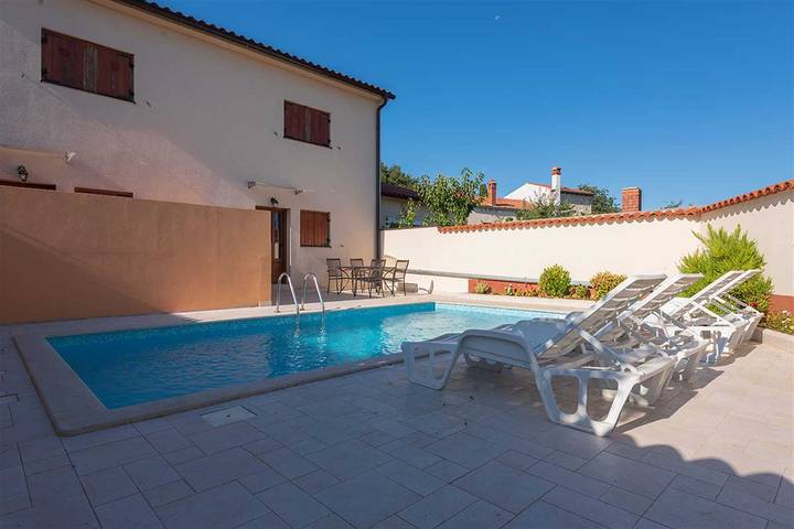 Villa für 4 Personen, mit Pool und Balkon/Terrasse sowie Terrasse, mit Haustier - 1