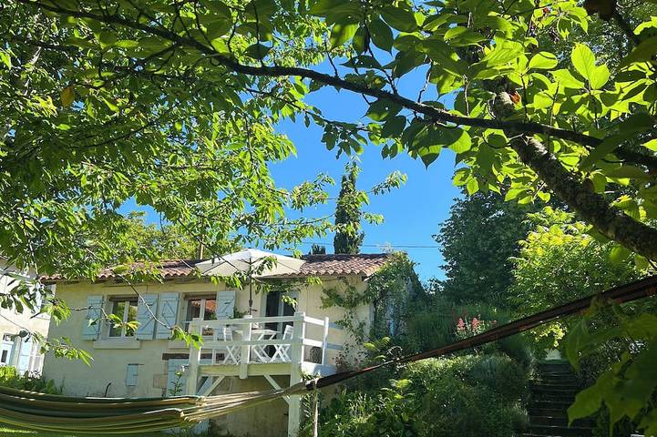 Gîte pour 2 personnes, avec piscine et jardin, animaux acceptés