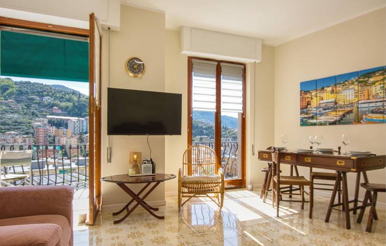 Appartamento intero, Appartamento con vista mare, a 600 m dalla spiaggia, Wi-Fi e terrazza in Recco, Riviera di Levante