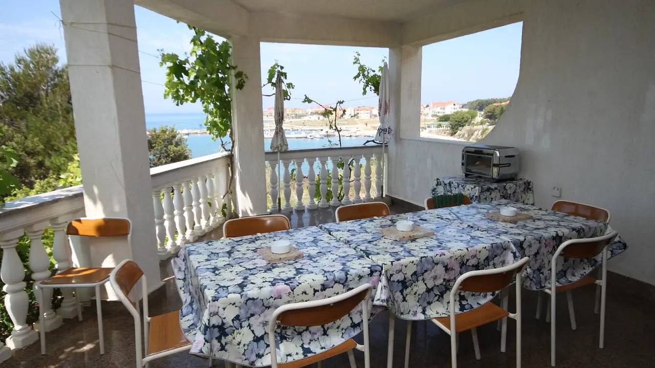 Appartamento intero, Appartamento vacanze per 8 persone con terrazza in Pogliana Croazia, Pag