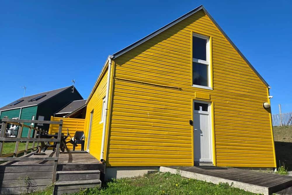 Maison familiale face aux îles Chausey, 2 chambres, terrasse, parking, animaux acceptés, wifi inclus in Saint-Martin de Bréhal, Bréhal