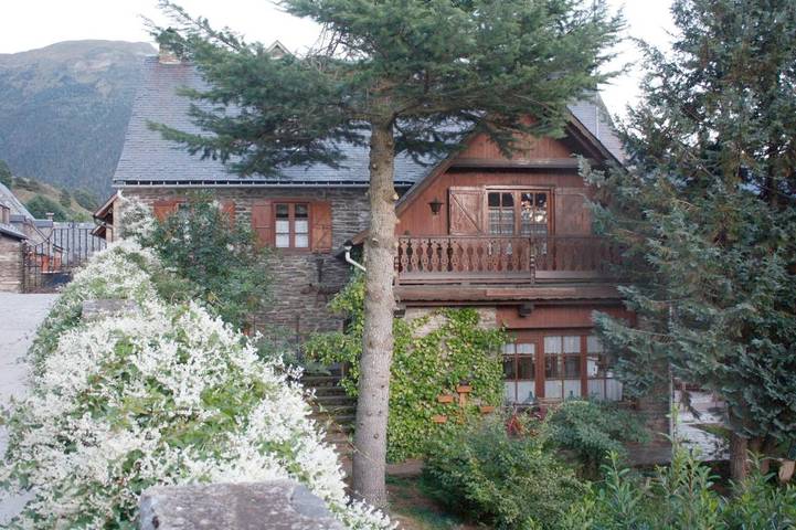 Casa rural para 13 personas, con Balcón y Terraza además de Jardín y Vistas en el Valle de Aran