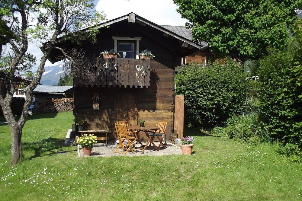 Típico chalet de madera antiguo valle de Chamonix in Chamonix-Mont-Blanc, Macizo del Mont Blanc