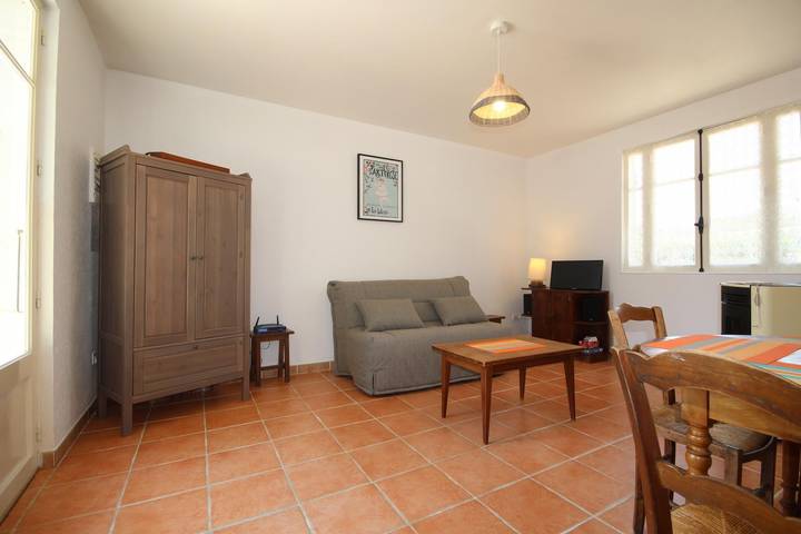 Gîte pour 3 personnes, avec terrasse dans Saint-Jean-de-Vaux - 2