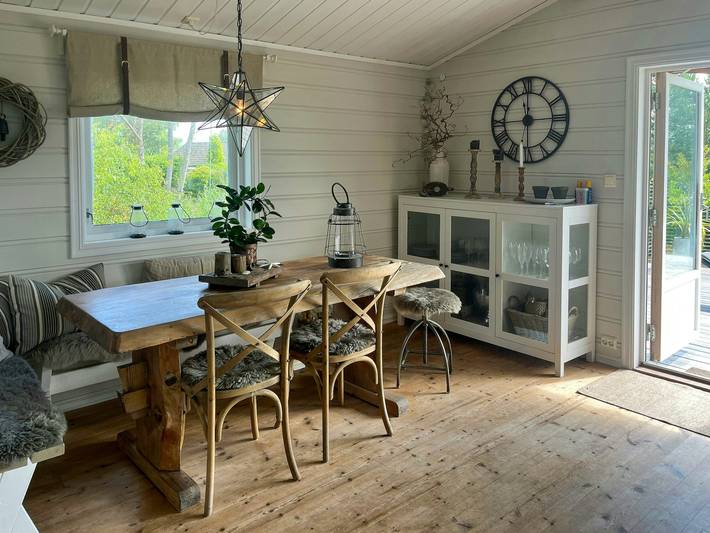 Ferienhaus mit Terrassen an drei Seiten auf einer idyllischen Insel in Sandnes