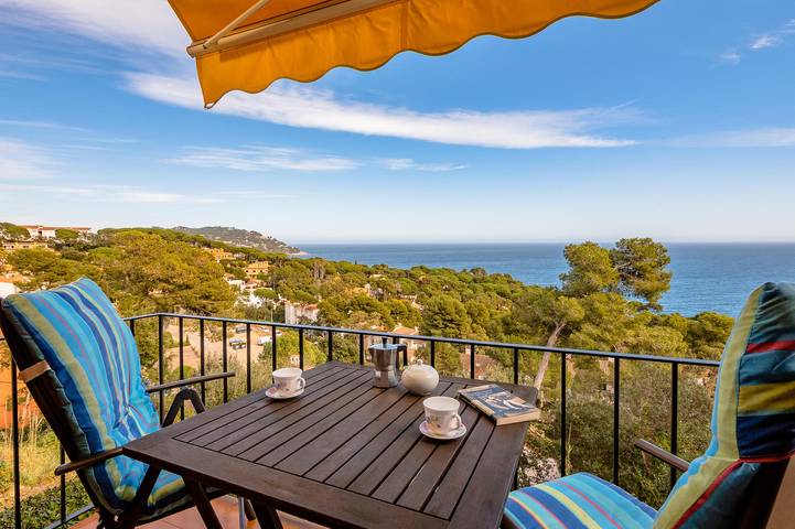 Gîte pour 2 personnes, avec piscine ainsi que balcon et vue sur l’océan dans Calella de Palafrugell
