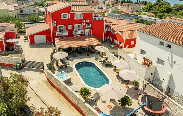 Vakantiehuis voor 10 personen, met zwembad en terras - 1