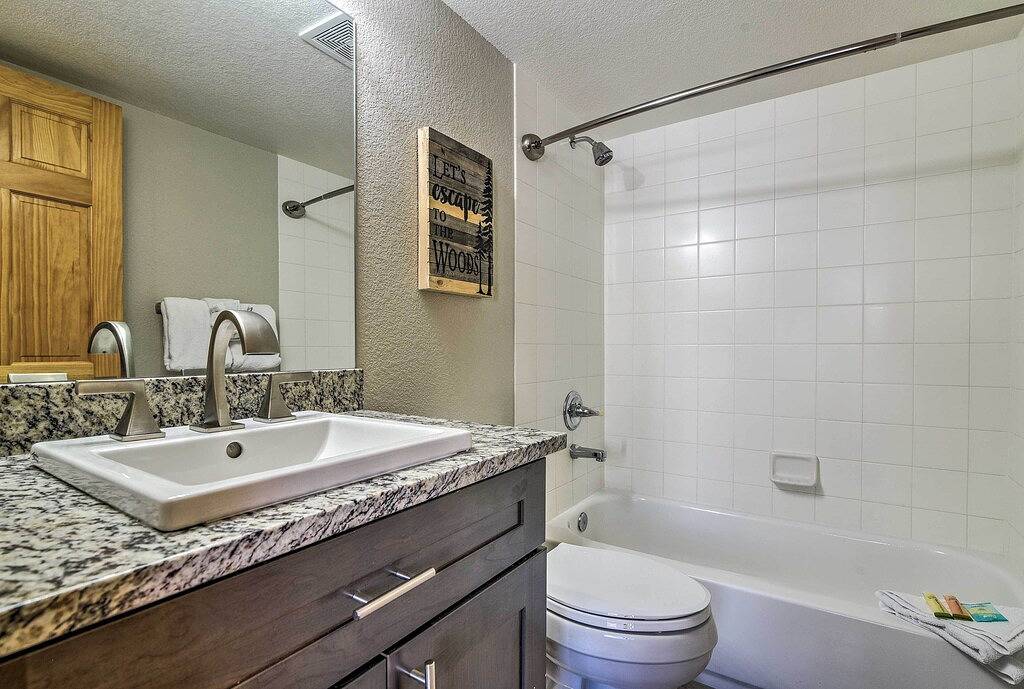 Stadtdomizil mit Bergblick und Whirlpool, <15 Mi bis Breck! in Silverthorne, Arapaho and Roosevelt National Forests